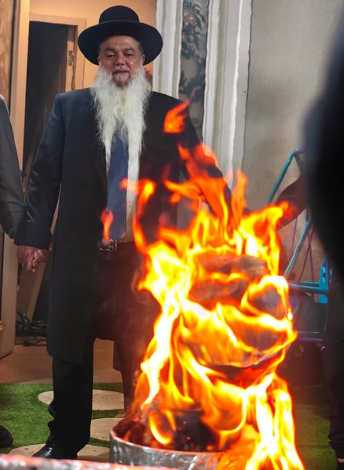 בבני ברק ובפתח תקווה: צפו במעמדי ההדלקות של הרב יגאל כהן