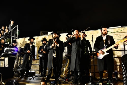 עד אור הבוקר בביתר; מעמד ההדלקה והטיש המרומם של האדמו"ר מזוועהיל | תיעוד