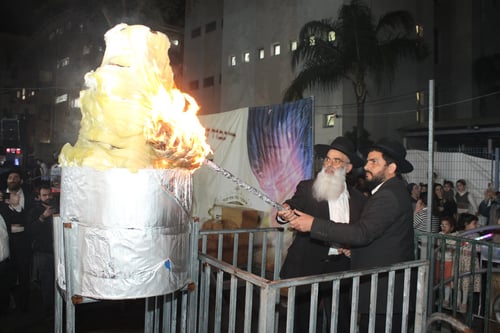 מחולות ושמחה ב"חמדת שמעון" | תיעוד ממעמד ההדלקה בראשות הגר"י משדי