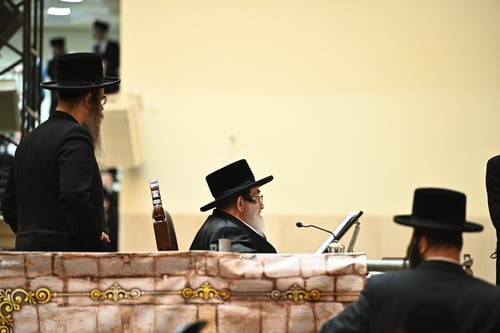 שנה לחזרתו של האדמו"ר ארצה; מעמד הדלקה ענק בחצר הקודש ויז'ניץ | תיעוד
