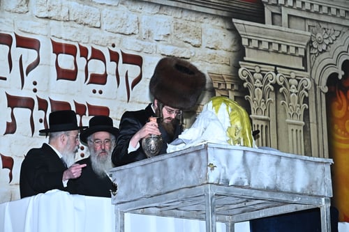 אש בסאדיגורה: הרבי קרא 'קוויטלאך' והעלה את השלהבת לכבוד התנא האלוקי; תיעוד