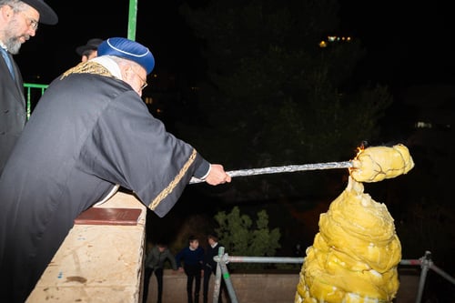 במקום מירון; הראשונים לציון הגרש"מ עמאר והגר"ד יוסף בריקוד סוער בהדלקה בירושלים