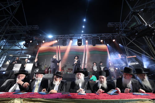 מירון בבני ברק; אלפי התושבים שנשארו בעיר חגגו בהדלקה המרכזית עם גדולי ישראל