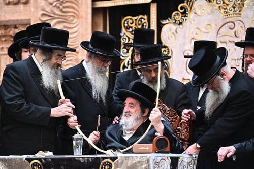 צפו; כשהרבי מויז'ניץ ירה בחץ וקשת לעיני אלפי החסידים 