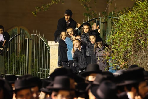 האש של ירושלים | רבבות בהדלקה של הגה"צ רבי יעקב מאיר שכטר ב'כיכר זקס'