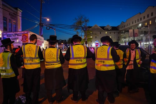 האפודות הצהובות וה'ח"י רוטל' הגיעו ללייקווד; אלפים בהדלקה אצל הרבי מסקולען