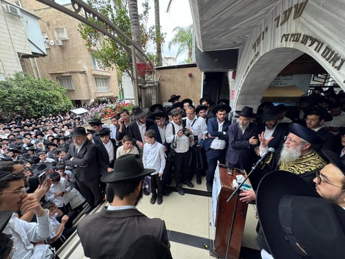 הגאון רבי רחמים מאזוז זצ"ל הובא למנוחות • אלפים בהלוויה