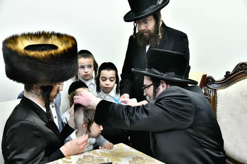 טפחיים מעל הקרקע | צפו בריקוד הנלהב של הרבי מסקולען בשקיעתה של חמה