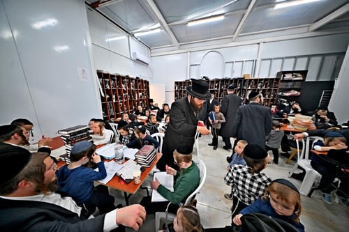 צפו; כשהאדמו"ר הרים את ילד החלאק'ה על הכתפיים | ל"ג בעומר בספינקא בית שמש