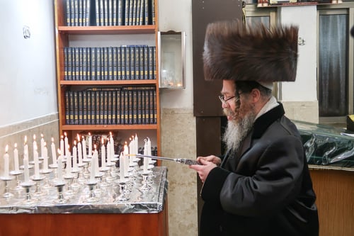 בבגדי שבת ובאש קודש; מעמד ההדלקה והחלאק'הס בחצר הקודש קרעטשניף סיגעט