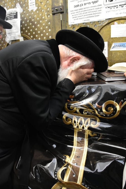 על פסגת ההר; על אף המכשולים, הגרי"ד גרוסמן הגיע למירון והעתיר לישועת הכלל