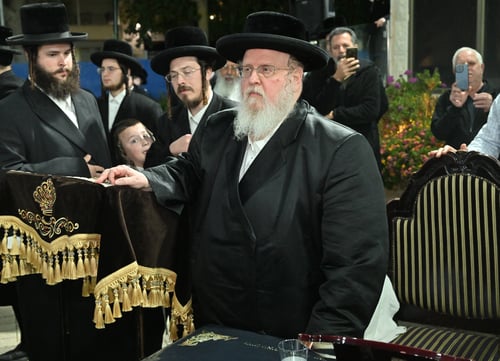 אור יקרות בגני תקווה | מעמד ההדלקה בחצר הקודש סאסוב • תיעוד