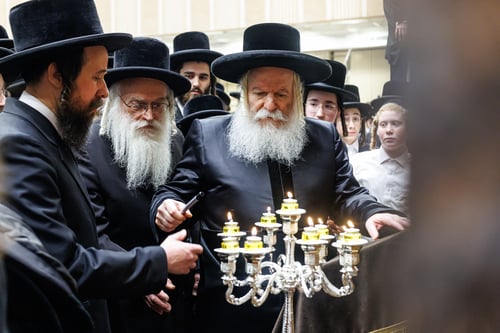 הרבי בער באור קדושתו של התנא האלוקי; ל"ג בעומר מרומם בחצר הקודש באבוב