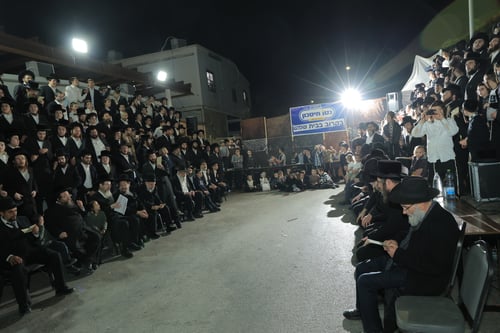 הרבי העלה עשן כשהוא אחוז שרעפים; מעמד ההדלקה בחצר הקודש טרעבישאן