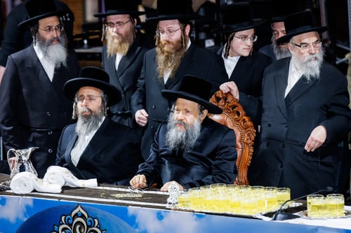 רחובות שלמים נסגרו | אלפים נהרו למעמד ההדלקה של האדמו"ר מבאבוב 45 • צפו 