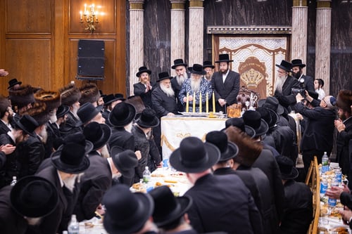 בצל הקודש | האדמו"ר מצאנז קלויזנבורג ירה בחץ וקשת לעיני המוני החסידים