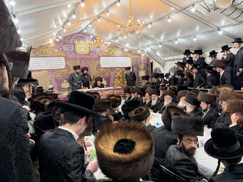 שבת מרוממת בקופיטשניץ; ספרי התורה עתיקים הוכנסו אל ההיכל והחסידים התכנסו