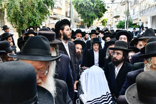 רחובות בני ברק הושחרו; רבבות ליוו למנוחות את הגאון רבי דוד שמידל זצ"ל