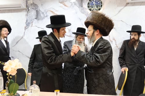 שמחה בבית זוועהיל | נכדת הגאב"ד התארסה עם נין האדמו"ר מקודינוב זצ"ל