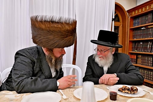 שמחת ענק בירושלים; המשפיע פיזז עם בנו החתן בשמחת האירוסין המרוממת