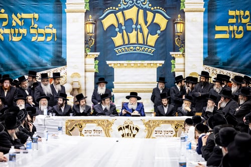 שמחה כפולה בבאבוב | נכדת האדמו"ר התארסה בסלון ביתו במעמד מצומצם • צפו