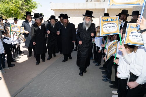 מרגש: ילדי אלעד קיבלו את האדמו"ר מערלוי בבגדי שבת ודגלים • צפו