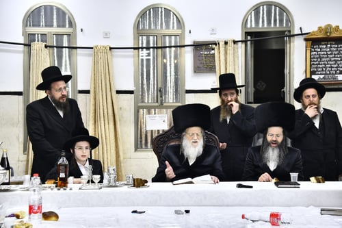 היכל הנגינה | ניגוני השמחה וההילולא התמזגו יחדיו בטיש בר המצווה במודז'יץ