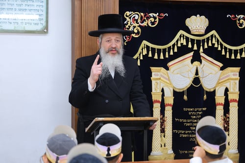 מתיקות האותיות | מה הראה רב הקהילה בחיפה לילדי החמד בתוך הסידור?