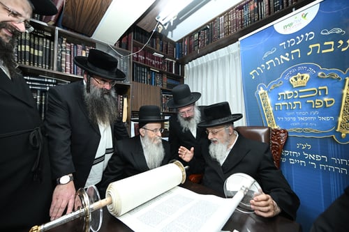 עלם חמודות | גדולי הדור כתבו אותיות בספר התורה לע"נ הבחור חזקי פרקל ז"ל • צפו
