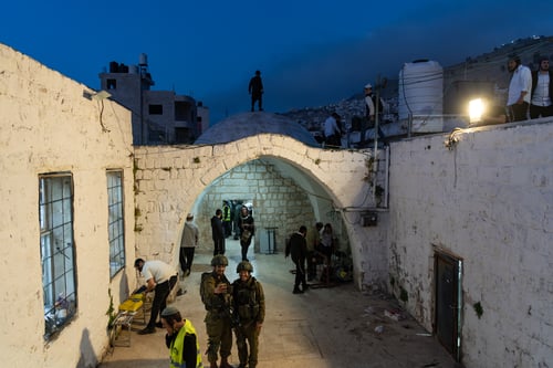 הערבים היו נצורים בבתיהם; המונים העתירו בתפילה לאור יום בלב העיר שכם • תיעוד