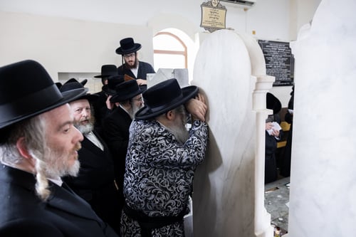 הבאתי לכאן 50 קוויטלעך לזרע של קיימא: הבכי המצמרר של הרבי מסאטמר באוהל אבותיו