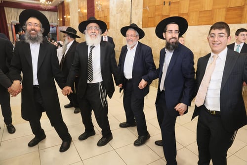 מכל הזרמים; הרבנים החסידיים והליטאים פיזזו יחדיו בשמחת הנישואין בבני ברק