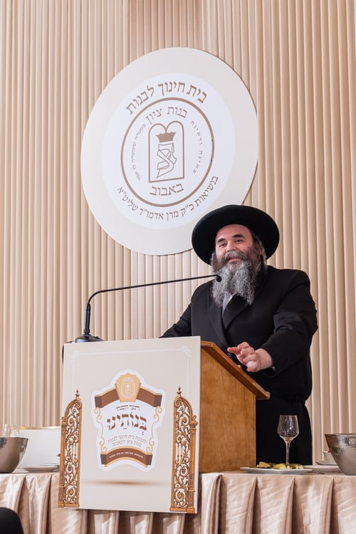יין לנדיבים; ההוקרה המיוחדת של האדמו"ר מבאבוב לתומכי בית החינוך לבנות