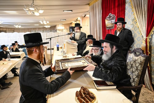 האדמו"ר חתם, והאב"ד חילק; הצורבים הצעירים מויז'ניץ קיבלו תעודות הוקרה