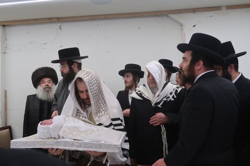 רגעי הוד • צפו; כשהגרי"מ שכטר ערך 'מי שברך' לאדמו"ר מתולדות אברהם יצחק