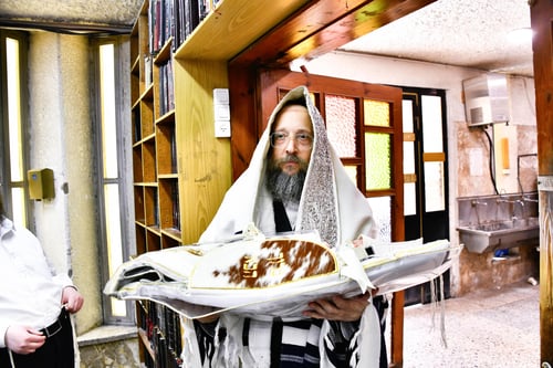 בביהמ"ד של חותנו | הרה"צ מנדבורנה כובד בסנדקאות אצל האדמו"ר מקומרנא • צפו
