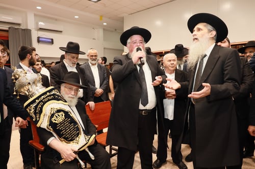 לקראת חג מתן תורתנו | ספר תורה חדש הוכנס לישיבת 'באר התלמוד' בחזון יחזקאל