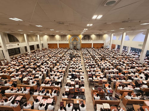 הגרמ"ה הירש בהיכל הישיבה; "לחברון יש ניסיונות גדולים יותר מפוניבז' וסלבודקה"