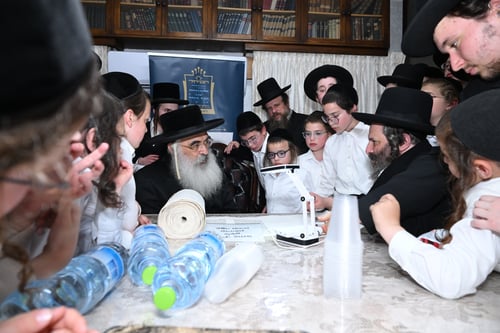 צפו; כשבנו של הרבי מגור הסתובב עם יתומי החסידות בבתי גדולי ישראל | מרגש 