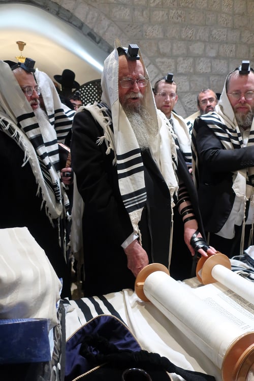 קוֹלֵךְ מִבֶּכִי; לאחר שנים שלא ביקר במקום, המשגיח פרץ בבכי נסער בקבר רחל