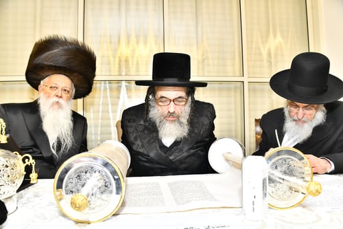 צפו; ראש הישיבה והרבי מסקולען פצחו במחול נלהב בהכנסת ספר התורה בבני ברק