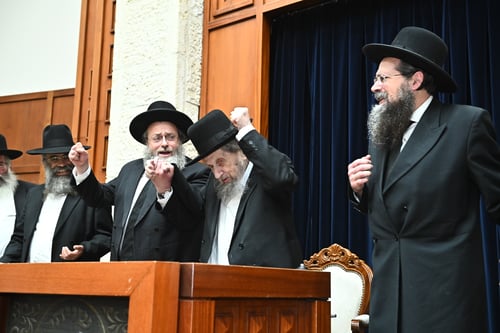 לאחר שעה של התעלות | צפו; כשהגר"ד לנדו פצח בריקוד סוער בישיבת מיר המעטירה