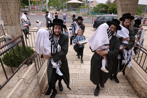 בסמטאותיה של עיר הקודש צפת | למה עטפו את ילדי טבריה בטליתות?