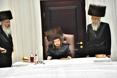 שמחת החג שלא תישכח; רבבות נעלו את החג בחצרות הקודש בבני ברק • תיעוד ענק