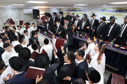 הספר הזה הוא שלכם; ראש הישיבה הוציא לאור את ספרו, בני הישיבה חגגו | צפו