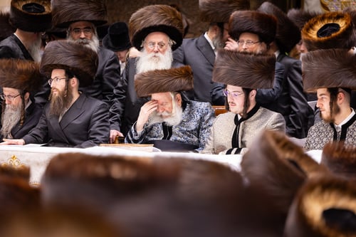 ויהי בישורון מלך; אלפי חסידי באבוב התעלו ברצף של שלושה ימי חג בצל האדמו"ר