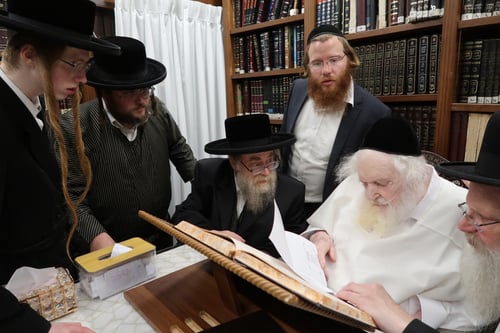 שבועיים אחרי המאורע; בן האדמו"ר שניצל בנס מהתאונה הקשה הגיע לגדולי ישראל