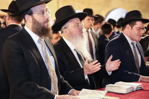 תיעוד מהכותל; גולדקנופף בשיחה לילית צפופה עם ראש ישיבת 'עטרת ישראל'
