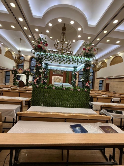 הסוד מקראלי: למה מרח האדמו"ר את יין ההבדלה על מצחם של פרחי החסידים?