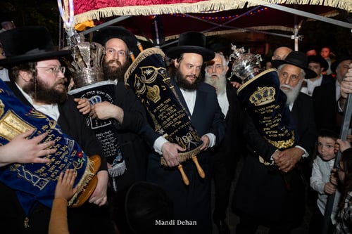 רבנים מכל החוגים; כך חגגו המונים הכנסת ספר תורה למגדלור של החסידות בבני ברק